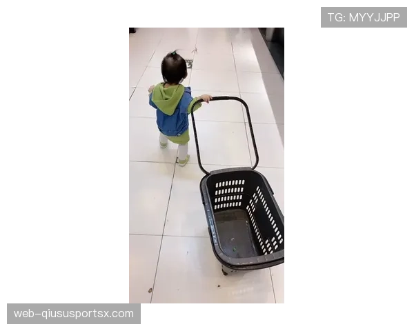 小威廉姆斯超市推车里一半奶粉一半名牌包，我下巴还没捡回去