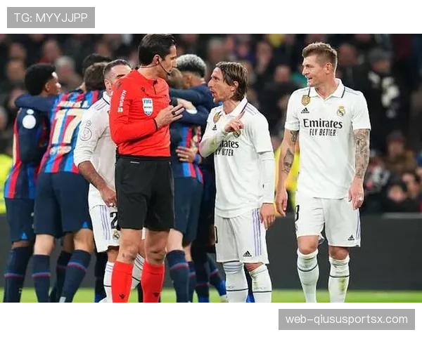 卡马文加与德容中场推进能力的核心差距：爆发力驱动 vs 控球节奏主导