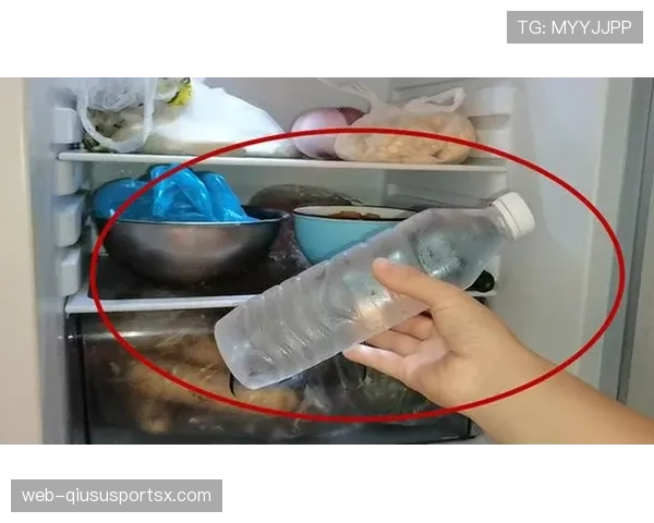 王昶家的冰箱里塞满了能量饮料，连矿泉水都得排队